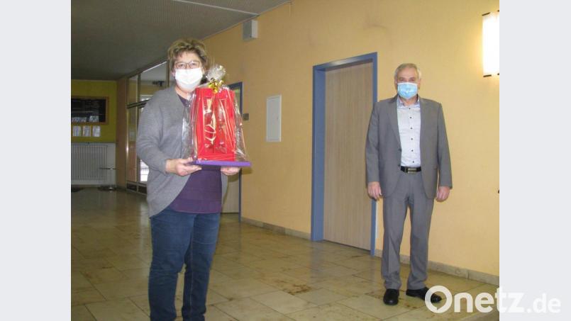 Für Gerlinde Bayer gab es von Bürgermeister Günter Kopp Lob, Dank und ein Präsent für ihre 25-jährige Tätigkeit in der Kulmainer Schule. Bild: Gemeinde Kulmain/exb