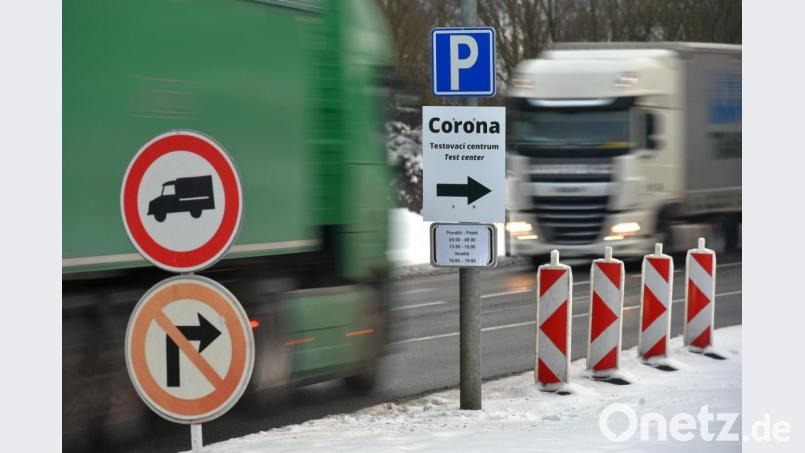 Am tschechisch-deutschen Grenzübergang Folmava fließt der Verkehr. Auf der deutschen Seite weist ein Schild in Richtung Testzentrum, in denen Pendler einen obligatorischen Corona-Test durchführen lassen können. Bild: Slavomír Kube/dpa