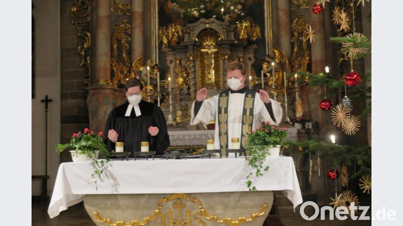 „Mit seinem Segen sei Gott euch alle Zeit nahe“, beteten die SeelsorgerThomas Koch (rechts) und Kathrin Spies vor ihrem Segen. Bild: jzk