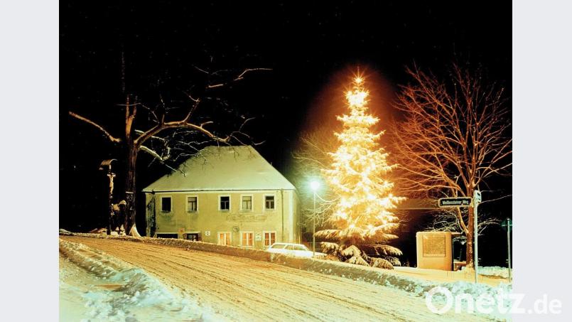 Seit vielen Jahrzehnten ein beliebtes Fotomotiv: Der Christbaum auf dem Dorfanger in Frauenreuth zusammen mit der Gaststätte „Sporn“. Aktuell verhindern die Corona-Beschränkungen, dass sich Gäste im Traditionswirthaus treffen können. Archivbild: bsc