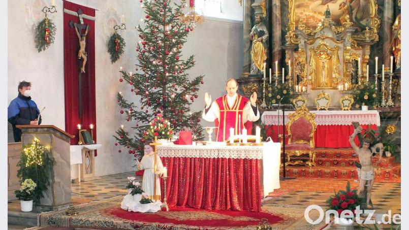 Weil der Umzug durch den Markt heuer nicht möglich war, hat die Sebastian-Statue als Ersatz für das Gelübde-Versprechen einen Ehrenplatz gleich neben dem Altar bekommen. Bild: bö