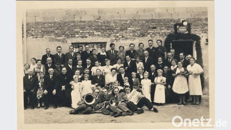 Die Hochzeit von Fanny und Erwin Lachner im Herbst 1953. Die Magd Margaretha Lehmeier ist am Bildrand ganz links zu erkennen. Bild: privat