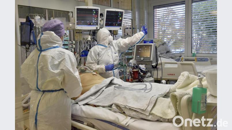 Die Intensivstationen der Krankenhäuser geraten an ihre Kapazitätsgrenze. Symbolbild: Dalibor Glück/CTK/dpa
