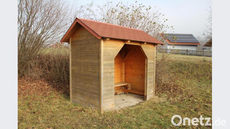 In diesem Häuschen warten die Kinder aus Wildstein aktuell auf den Schulbus. Im Gemeinderat rückte nun ein neuer Standort in den Blickpunkt. Bild: frd