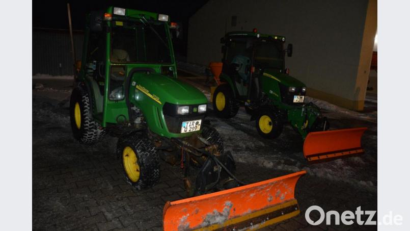 Im Winterdienst zum Einsatz kommen auch diese zwei Kommunaltraktoren. Bild: jr