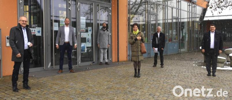 Bürgermeister Harald Bemmerl, Rektor Dominik Bauer, Konrektor Josef Beck, Schulamtsdirektorin Renate Vettori, VG-Geschäftsleiter Daniel Fendl und Bürgermeister Thomas Falter (von links) werben für die neuen Vorbereitungsklassen am Schulstandort Wackersdorf. Bild: Hirsch