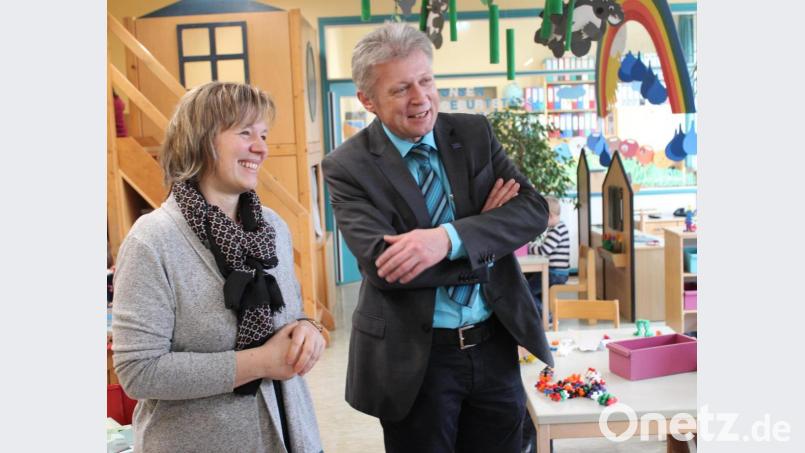 Kita-Leiterin Tanja Ruckdäschel und erster Bürgermeister Lothar Müller lauschen gespannt den Worten von Anna Toman. Bild: Susanne Forster