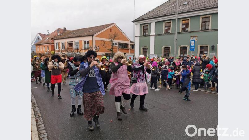 Der Fasching lockt in Eslarn viele maskierten Kinder und Erwachsene, sowie Musiker auf die Straßen und besonders vor das Rathaus. 2021 bleibt der Marktplatz voraussichtlich erstmals leer. Bild: gz (Archv)