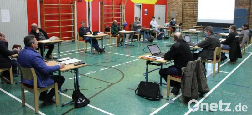 Um die Coronavorgaben einhalten zu können, tagt der Teunzer Gemeinderat mittlerweile in der Turnhalle der Grundschule. Weil dort ausreichend Platz herrsche und es kein Problem sei, die Mindestabstände einzuhalten, wurde ein Antrag auf Maskenpflicht in der Sitzung abgelehnt. Bild: frd