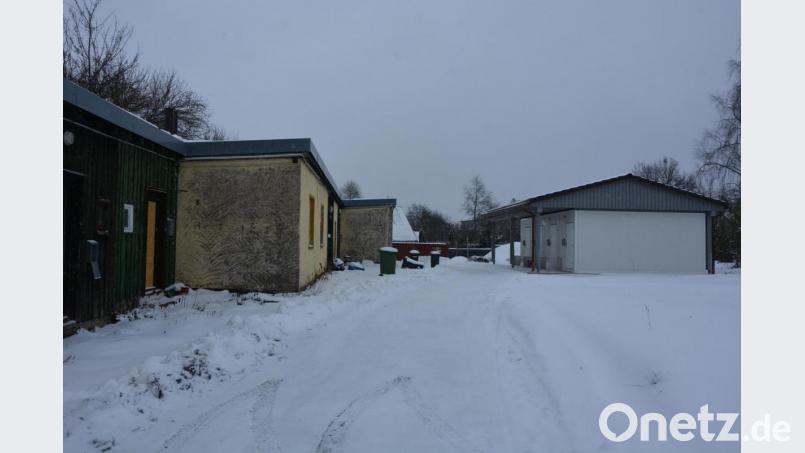 Besichtigt hat der Bauausschuss auch das an den Bauhof angrenzende Gelände mit Notunterkünften. Die alten Baracken (links) werden nicht mehr genutzt, bewohnt sind derzeit zwei der vier neuen Wohncontainer (rechts). Bild: jr