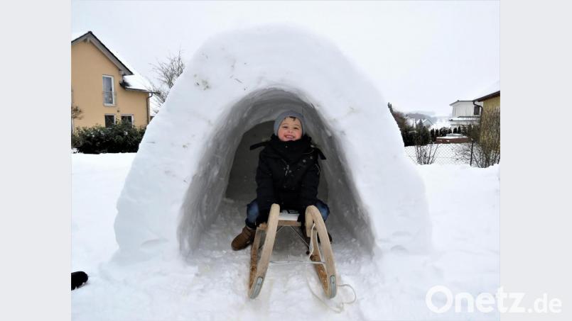 Der dreijährige Tim hat viel Spaß mit seinem Iglu, in das er sogar mit den Schlitten hineinfahren kann. Sein Papa Thomas Peter brauchte zwei Wochen, um die Eisbehausung im Garten fertigzustellen. Bild: ubb