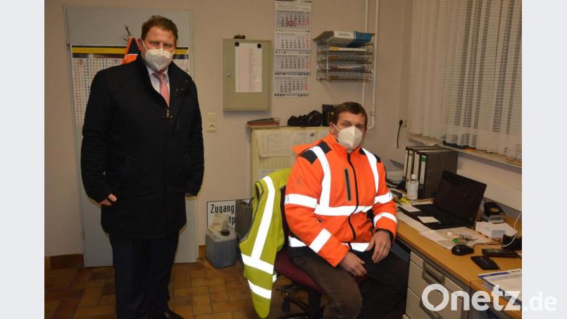 Bauhofleiter Wolfgang Stark in seinem Büro mit Bürgermeister Stefan Grillmeier. Bild: jr