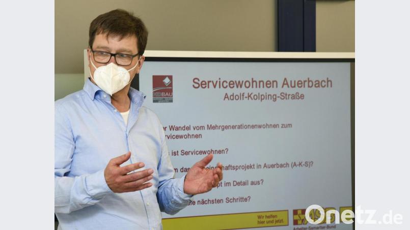 Bauherr Dieter Hofmann (HD Bau) erläuterte Einzelheiten des geplanten Servicewohnen-Projekts in der Adolf-Kolping-Straße. Es ist am 14. März in Auerbach Gegenstand eines Bürgerentscheids. Bild: Petra Hartl