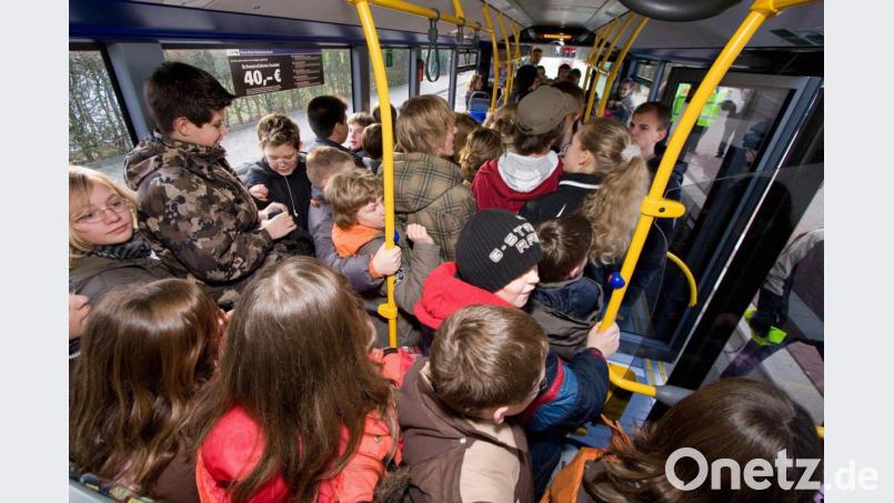 Stehen im Schulbus (Symbolbild): Viele Eltern sind damit nicht einverstanden. Der Zweckverband Nahverkehr Amberg-Sulzbach sieht es unaufgeregter. Stehplätze in Bussen seien offiziell zugelassen und unverzichtbar. Symbolbild: Jan Potente/dpa