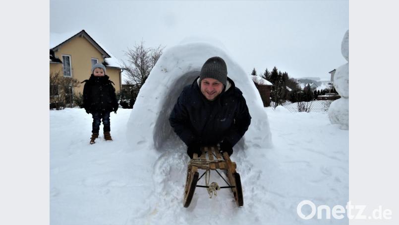Die bequeme Variante: Um nicht auf den Knieen kriechen zu müssen, fahren Mama Stephanie und Papa Thomas Peter (im Bild) mit dem Schlitten in das Iglu und auch wieder heraus. Bild: ubb