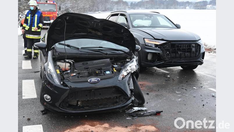 Zwei Leichtverletzte und ein sehr hoher Schaden sind die Bilanz des Verkehrsunfalls bei Hahnbach vom Mittwochnachmittag. Bild: gf