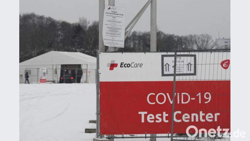 Hier, im Weidener Corona-Testzentrum, hat sich Roland B.s Ehefrau kurz vor Heiligabend testen lassen. Der spätere Anruf beim Betreiber Ecocare kostete 12 Euro. Einen Gebührenhinweis gab es nicht. Schon im Herbst war Ecocare ins Visier der Bundesnetzagentur geraten und abgemahnt worden. Bild: Gabi Schönberger