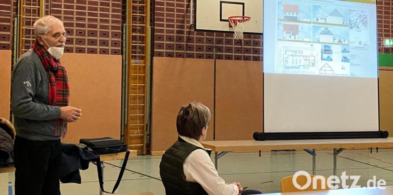 Dr. Emil Lehner stellte Bürgermeisterin Marion Höcht (sitzend) und dem Gemeinderat sein Konzept zum geplanten nahezu barrierefreien Dorfladen in Krummennaab vor. Bild: vsr