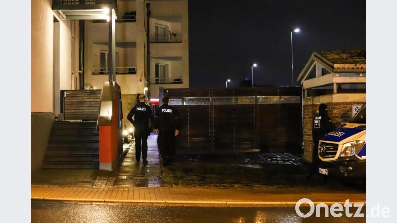 Polizisten stehen während einer Razzia wegen des Besitzes und der Verbreitung von Kinderpornographie an einem Wohnhaus. Bild: Alex Talash/dpa