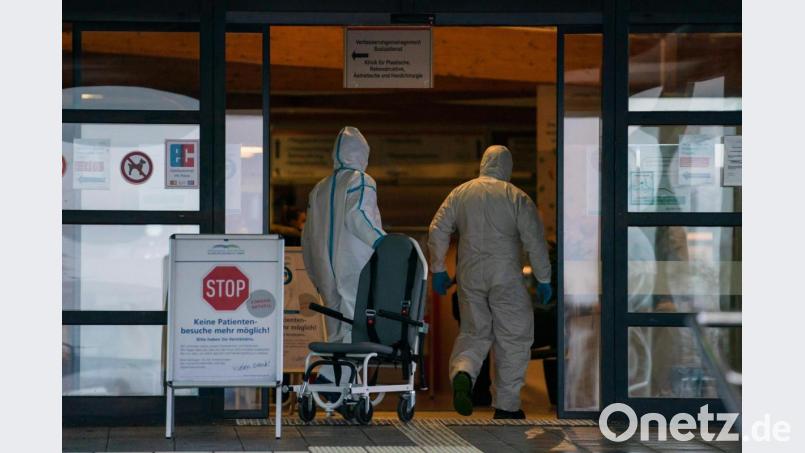 Wegen des Verdachts des Ausbruchs einer hochansteckenden Corona-Mutation hat das Klinikum Bayreuth betroffene Häuser vorerst geschlossen. Bild: Nicolas Armer/dpa