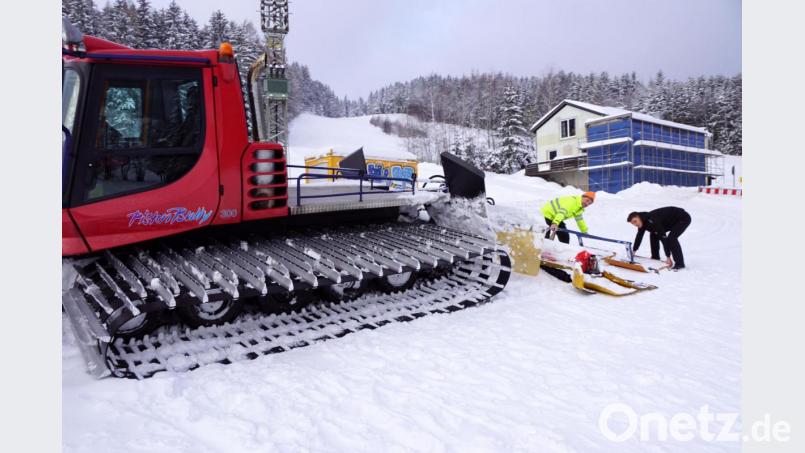 Schnell noch das Spurgerät angehängt. Mit ein paar Handgriffen haben es Gerhard und Sohn Andreas Popp (von links) schnell geschafft. Bild: bkr