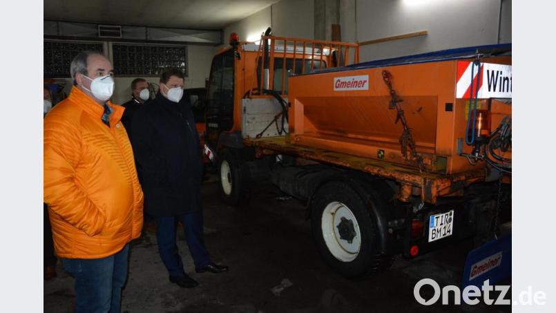 Zehn Jahre alt ist dieses Mehrzweckfahrzeug vom Typ Unitrac, es kommt wegen seiner Wendigkeit sowohl im Winter als auch im Sommer häufig zum Einsatz. Bei der Besichtigung durch den Bauausschuss mit dabei waren unter anderem (von links) CSU-Sprecher Josef Schwägerl, Johannes Schaumberger und Bürgermeister Stefan Grillmeier. Bild: jr