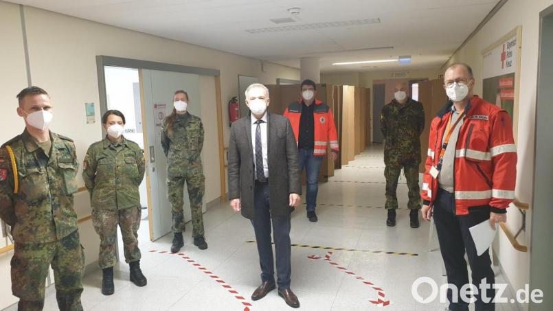 Landrat Roland Grillmeier (Mitte) bedankte sich bei den drei Sanitätssoldaten (links), die im Impfzentrum mit anpacken. Bild: Wolfgang Fenzl/Landratsamt Tirschenreuth/exb