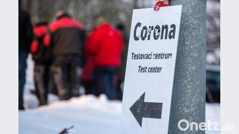 "Corona - Testcenter" steht auf einem Schild vor einer Corona-Teststation an der deutsch-tschechischen Grenze bei Furth im Wald. Abseits der Stationen kontrollierte die Bundespolizei auf den Einfallstraßen die Einhaltung der Maßnahmen. 
     Bild: Armin Weigl/dpa