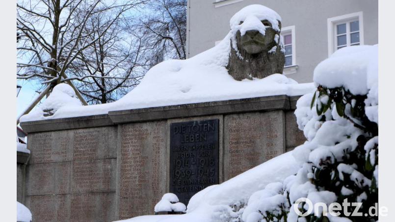 Die Kriegerdenkmalanlage mit dem markanten Löwen aus Granit ist ein Wahrzeichen von Floß. Bild: le