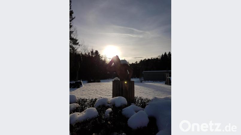 Der hölzerne Beobachter wendet sich von der Sonne ab, um nicht geblendet zu werden, und schaut dafür lieber in den abendlichen Horizont. Bild: hzi