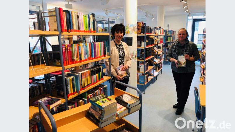 Das Speichersdorfer Büchereiteam Christine Heider und Michaela Küffner (von links) stellt die gewünschten Medien zur Abholung zusammen. Bild: ak