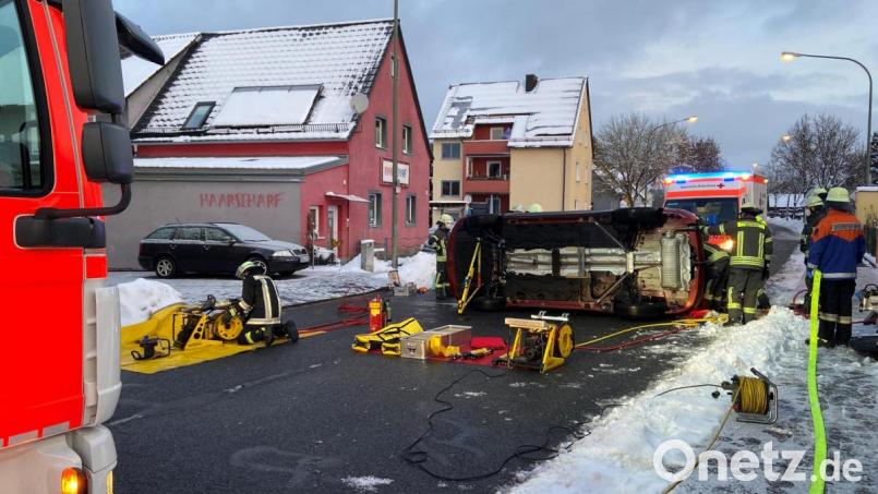 Der BMW liegt quer über den Fahrbahnen. Die Mooslohestraße muss für längere Zeit gesperrt, der Verkehr umgeleitet werden Bild: Gustl Beer