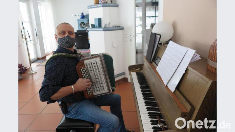 Daheim übt Karl-Heinz Böhm Musikstücke auf seiner Steirischen Harmonika, nimmt sie mit seinem Handy auf und stellt sie in die Whatsapp-Gruppe des Musikantenstammtischs. Bild: jzk
