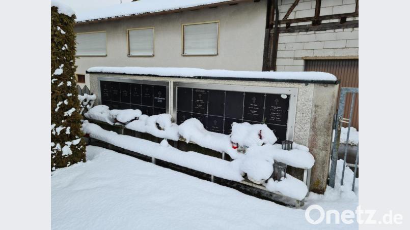 Um diese Urnenwand ging es Conny Spitaler. Sie sei angesprochen worden, dass die Wand nicht mehr schön sei, und gefragt worden, ob man die Urnen nicht anderweitig unterbringen könnte. Bild: sne