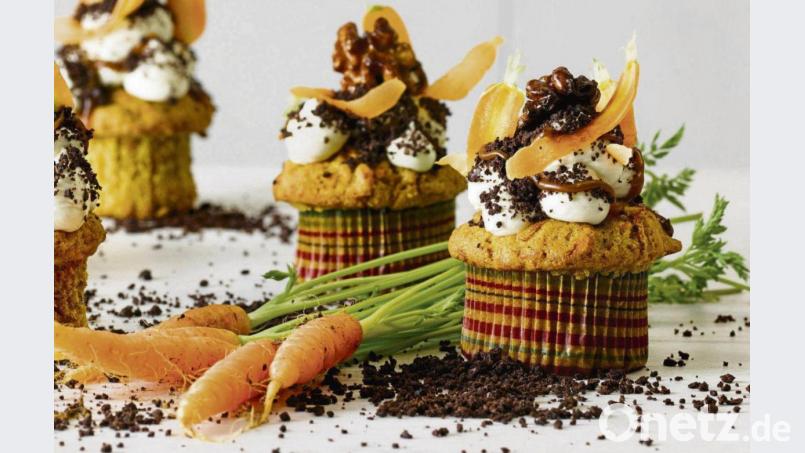 Möhren bringen im Rohzustand schon eine eigene Süße mit. Daher schmecken die Möhren-Mascarpone-Cupcakes von Christian Hümbs süßer als man vermutet. Dekoriert hat sie der „Das große Backen“-Juror mit Schokoladen-Sand und gehobelten Möhren. Bild: Jan C. Brettschneider/DK Verlag/dpa