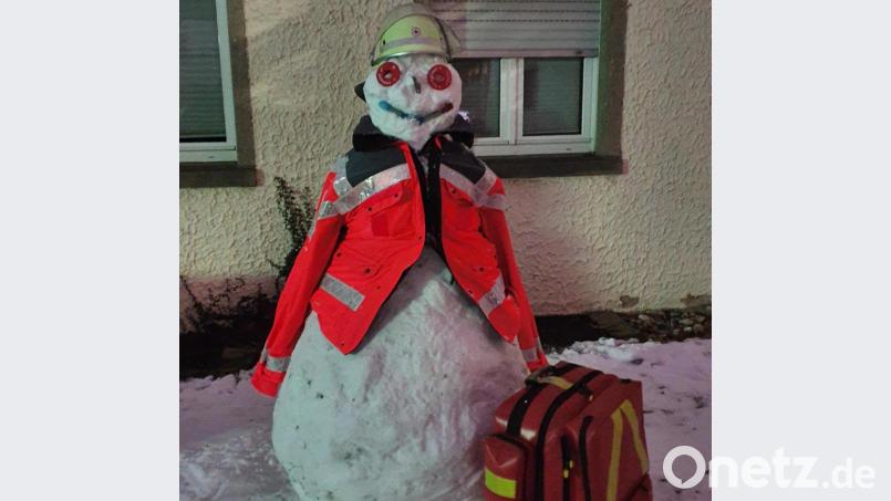 Einen &quot;Notfall-Schneemann&quot; haben zwei Jugendrotkreuz-Mitglieder vor dem BRK-Heim in Waldsassen gebaut. Bild: flm