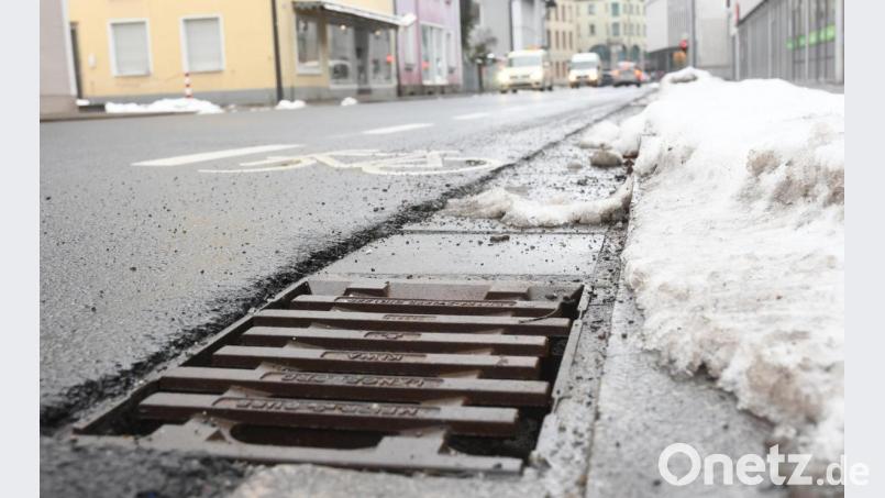 Ist der Kanaldeckel vom Schnee befreit, können Regen und Tauwasser gut ablaufen. Bild: Gabi Schönberger