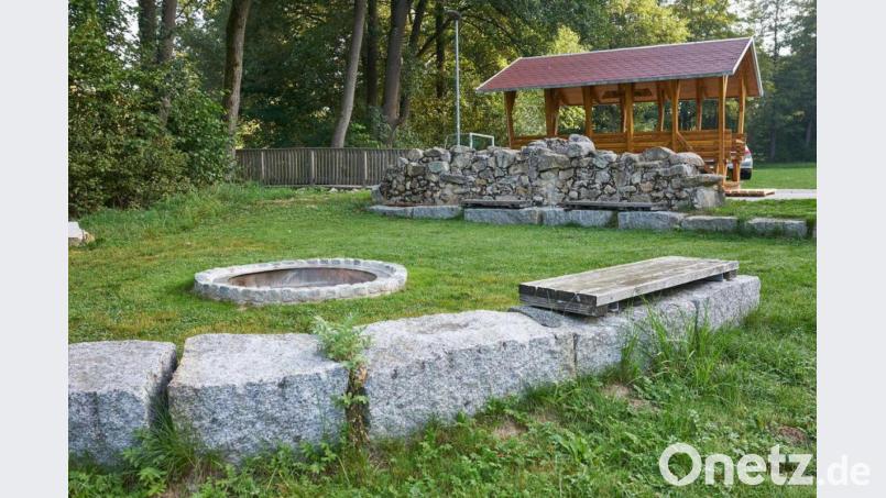 Mit Unterstützung des Regionalbudgets wurde 2020 die Dorfmitte in Pullenreuth durch das Vorständegremium Pullenreuth aufgewertet. Archivbild: Martin Schmid/Steinwald-Allianz/exb