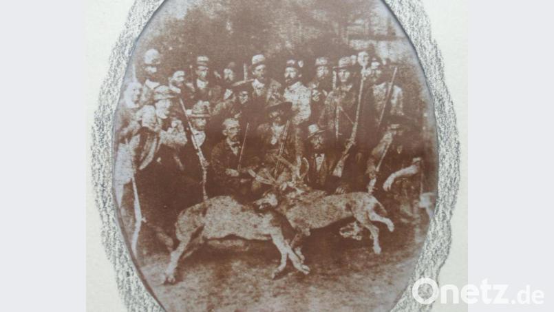 Vom Marktredwitzer Wanderfotografen Hugo Heider stammt das Bild der Jagdgesellschaft 1882 mit dem erlegten Wolf und einem geschossenen Achtenderhirsch. Repro: ak
