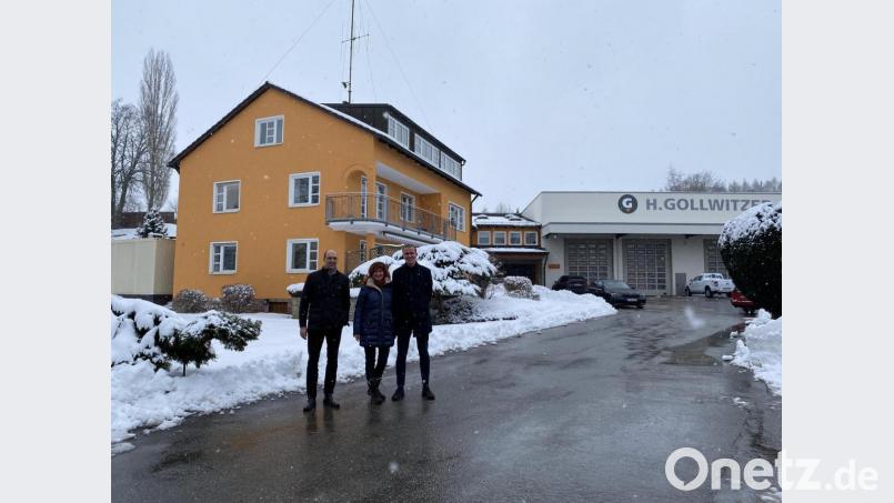 Die Unternehmerfamilie vor dem Stammhaus, das in Kürze für das neue Bürogebäude Platz machen soll: Harald, Andrea und Ludwig Gollwitzer (von links). Die Bäume rundum sollen so weit wie möglich erhalten werden. Bild: Eichl