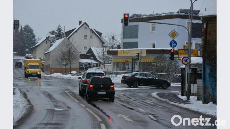 Einen &quot;Grünen Pfeil&quot; von der Innenstadt her kommend nach rechts in Richtung Marktredwitzer Straße wünscht sich Manfred Sommer (SPD) an der Ampelkreuzung bei der Färbersbrücke. Bild: jr