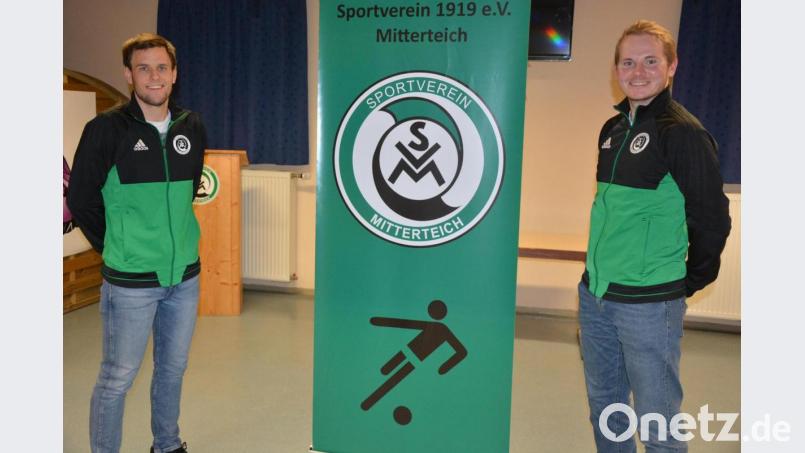 Seit 25 Jahren gibt es den Förderverein des SV Mitterteich. Seit 2018 führen ihn Vorsitzender Florian Greim (rechts) und Stellvertreter Tobias Seitz. Bild: jr