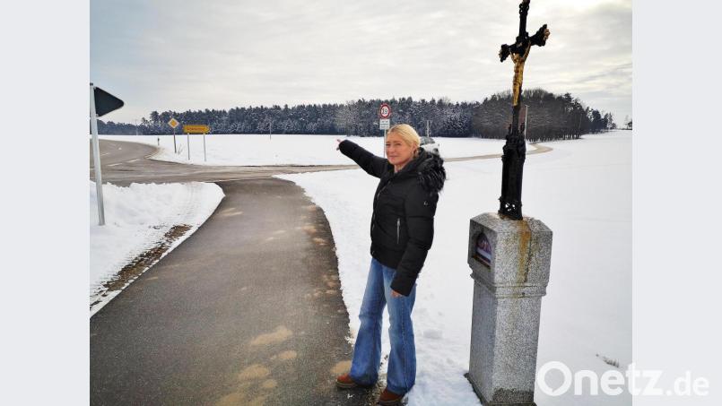 Markträtin Gabi Wittleben auf Höhe von Grafenricht: Der Radweg in Richtung Schwarzenfeld endet hier, die Radler müssen auf die vielbefahrene Staatsstraße einbiegen, die am Sportpark vorbeiführt. Bild: Thomas Dobler