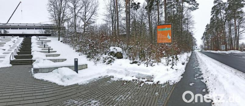 Entsteht rechts dieser Treppe zum Gymnasium an der Bildstraße in Neustadt irgendwann in den kommenden fünf Jahren die neue Schwimmhalle der Kreisstadt? Einiges deutet darauf hin. Bild: Gabi Schönberger