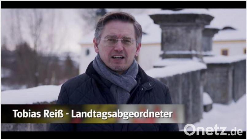 CSU-Kreisvorsitzender Tobias Reiß begrüßte zusammen mit Landrat Roland Grillmeier auf der Tirschenreuther Fischhof-Brücke die Mitglieder des Kreisverbandes zum virtuellen CSU-Neujahrsempfang. Bild: mez