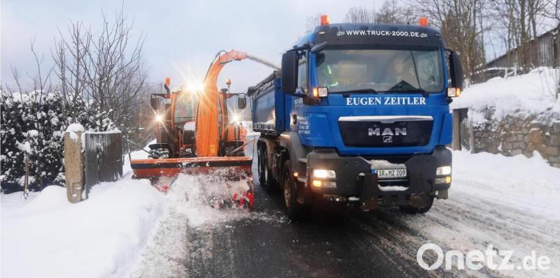 Mit dem Straßenbauamt wurde der Schnee auf zwei sich abwechselnde Laster geladen und außerhalb des Ortes auf freie Flächen an den Straßen gekippt. Bild: ld