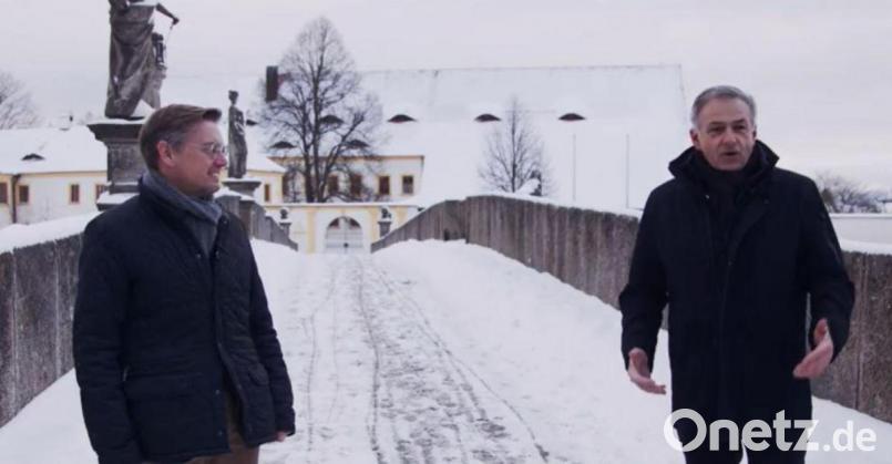CSU-Kreisvorsitzender Tobias Reiß begrüßte mit Landrat Roland Grillmeier auf der Tirschenreuther Fischhof-Brücke die Mitglieder des Kreisverbands zur virtuellen CSU-Neujahrsempfang. Bild: mez