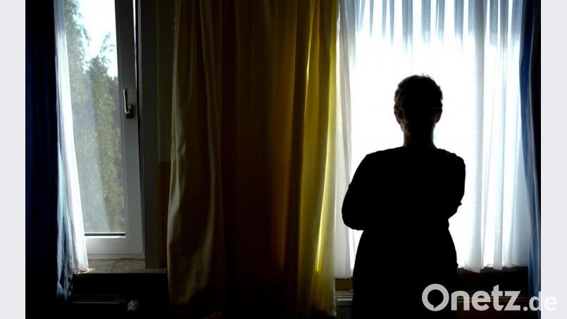 Besonders für ältere Menschen mit einer psychischen Erkrankung wird die Coronapandemie zur Zerreißprobe. Die Schwandorfer Diakonie bietet Betroffenen Hilfe an. Symbolbild: Peter Steffen/dpa