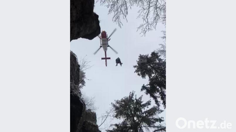 Sulzbach-Rosenberger Luftretter und ein Patient an der Winde des Rettungshubschraubers am Höhenglückssteig bei Hirschbach. Bild: sgö