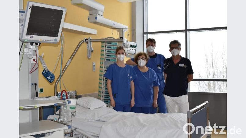 Die Kreisklinik – hier ein Foto aus der Intensivstation – war und ist bei der Behandlung von Covid-Patienten aus dem Seniorenheim stark gefordert. Zu sehen sind Chefarzt Dr. Wolfgang Sieber (rechts) und Oberarzt Dr. Michael Bunz mit den Intensivpflegerinnen Natalie Bauer und Elvira Fröhlich. Bild: Stefanie Scherm